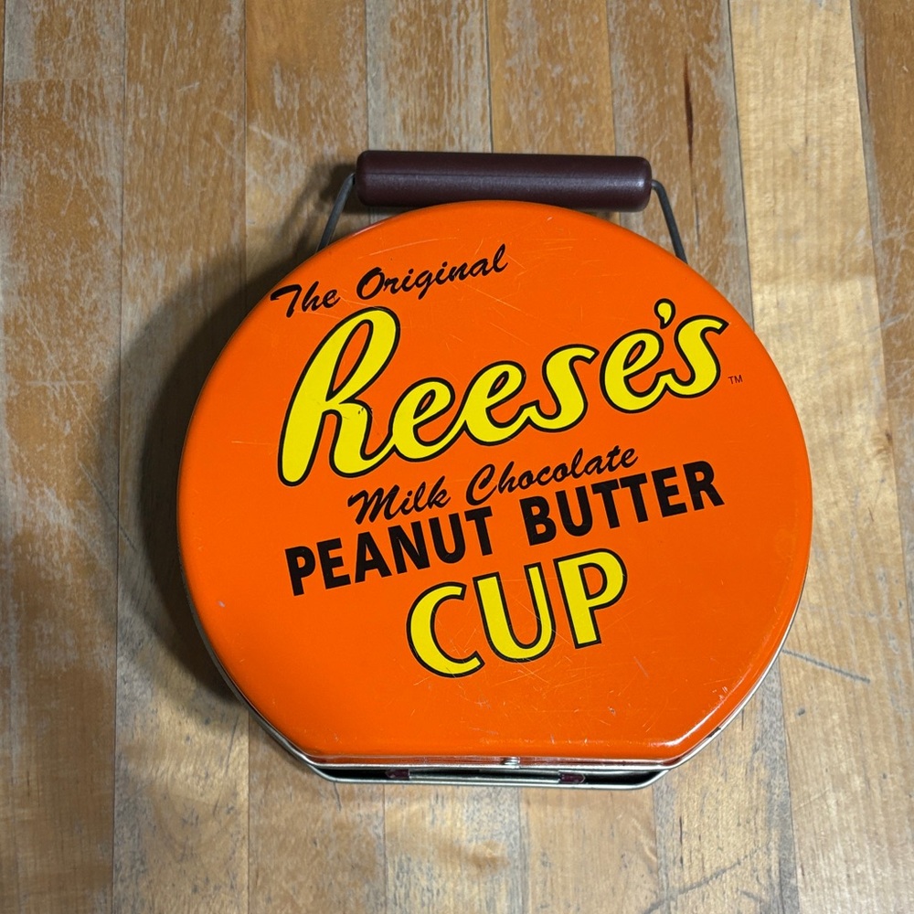 Reese's Peanut Butter Cup Tin lunchbox
